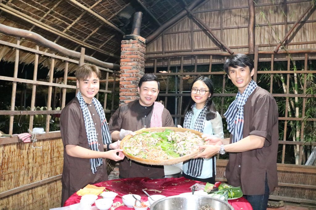 Gia đình Quang Lê làm món gà luột hấp dẫn tại KDL Phú An Khang- Du lịch C2T