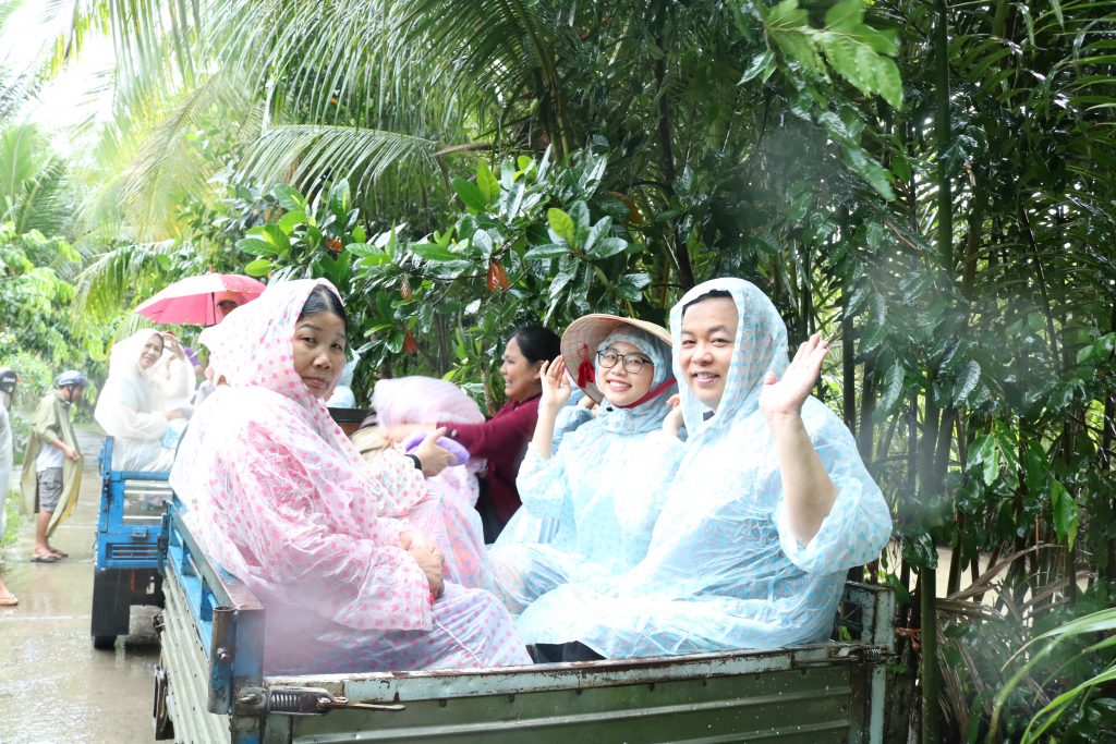Gia đình Quang Lê cùng đi xe lôi thùng ở thành phố Bến Tre- Du lịch C2T