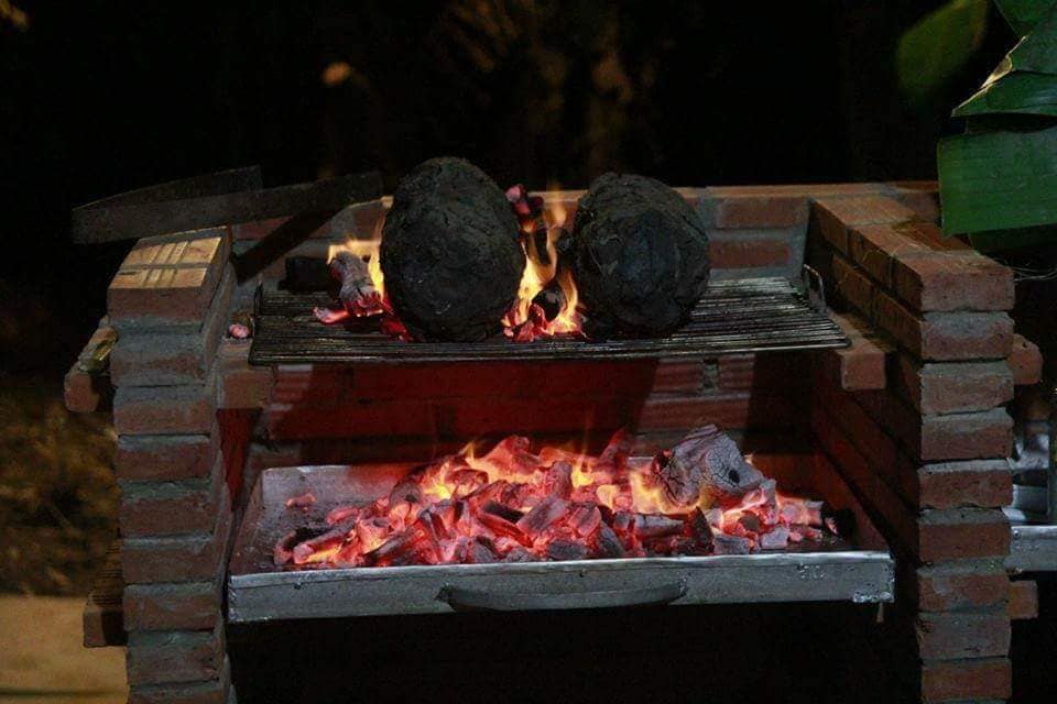 Lò than đỏ lửa bên cặp gà Tre nướng bùn - Du lịch C2T - ẩm thực bến tre