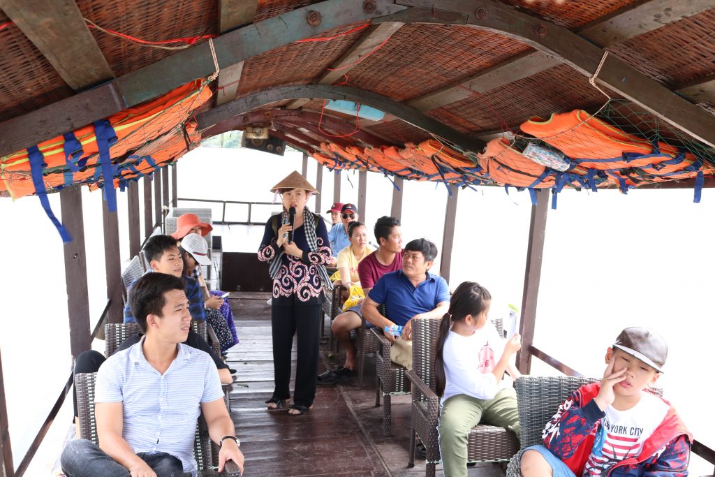 Tiếp tục đi tàu, tham quan rừng dừa nước ven sông- du lịch C2T