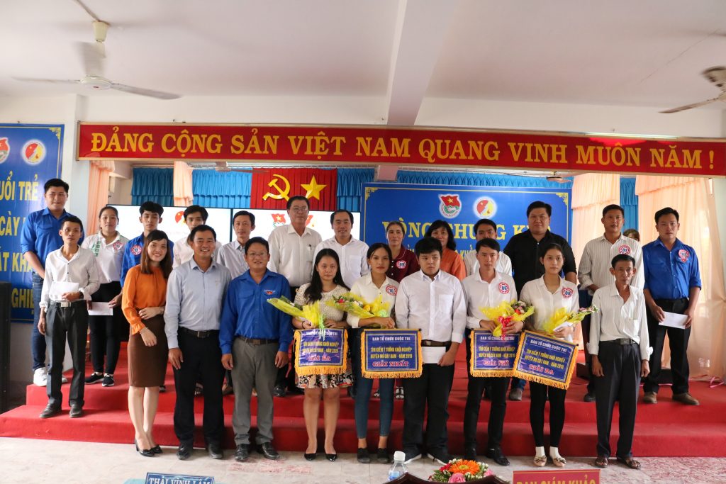 Tổng kết trao giải thưởng cho các thí sinh có ý tưởng tốt trong hội thi huyện Mỏ Cày Nam