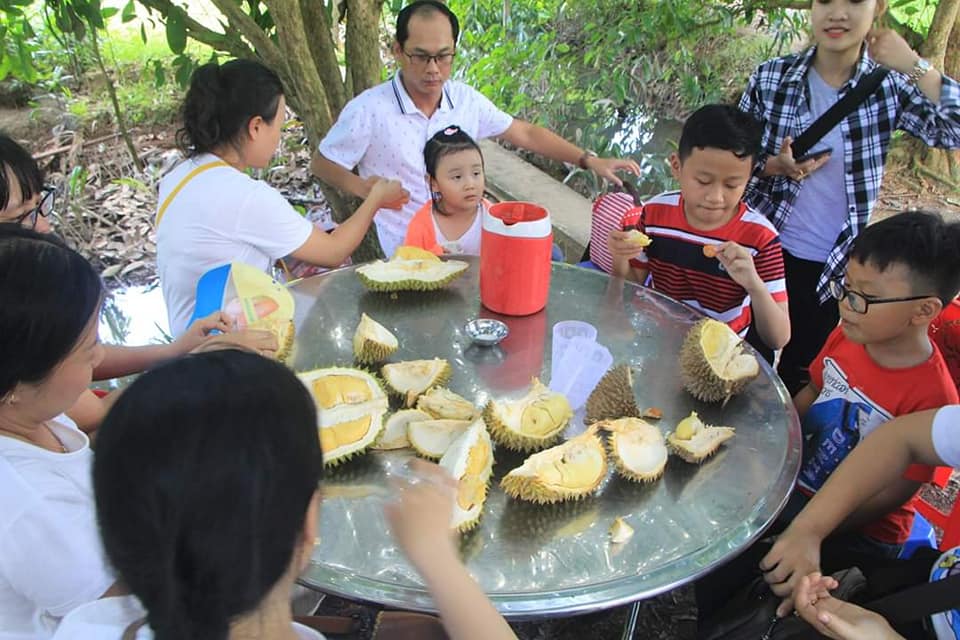  Gia đình dùng sầu riêng tại vườn Bảy Thảo, Chợ Lách- Du lịch C2T