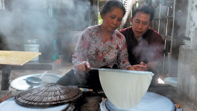  Martin Yan hoc người dân Bến Tre cách làm bánh tráng