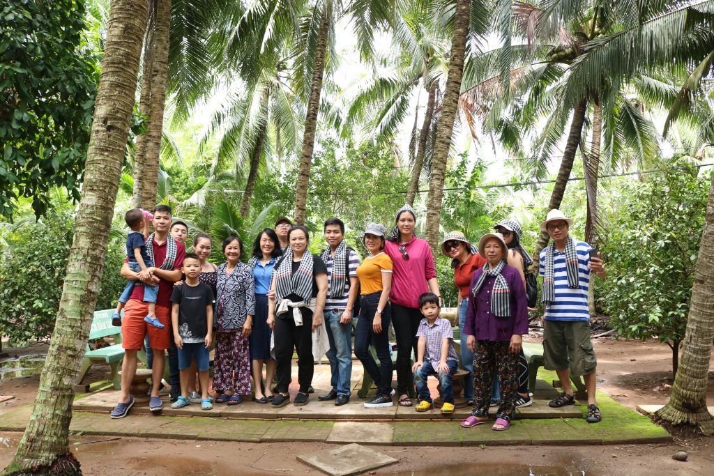 Đoàn đến thăm và dùng dừa dứa tại vườn nhà cô chú Sáu Điệp- du lịch C2T