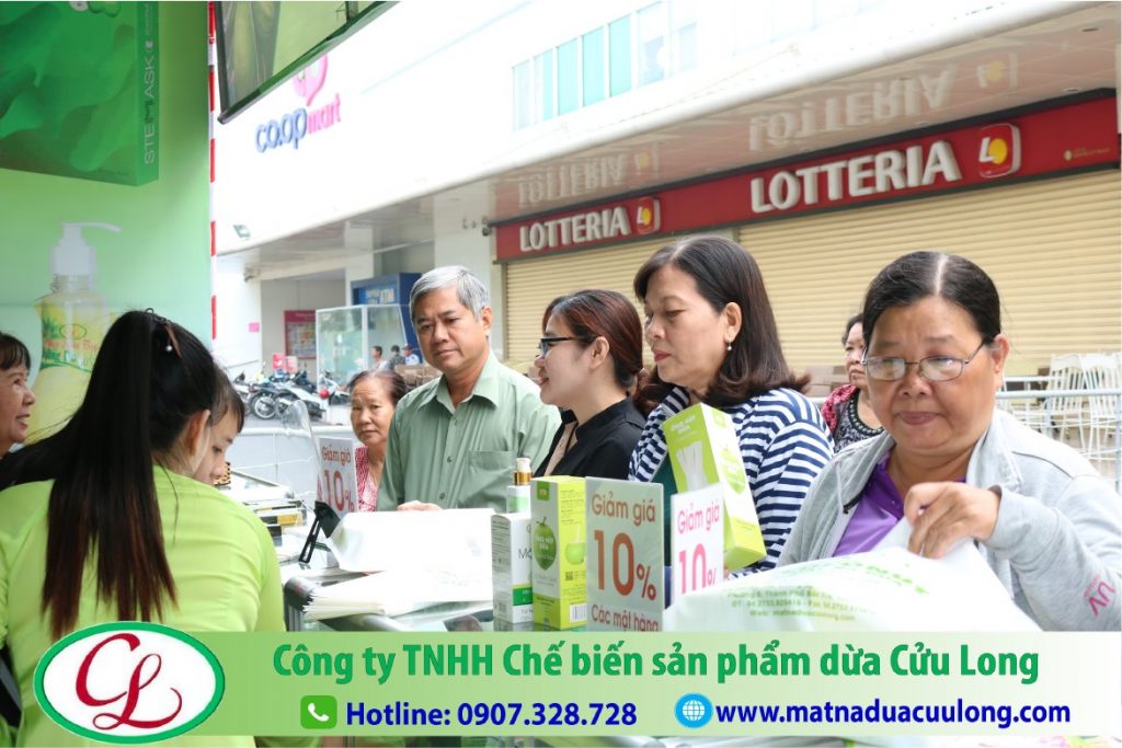 Khách đến mua ống hút dừa tại gian hàng trưng bày 