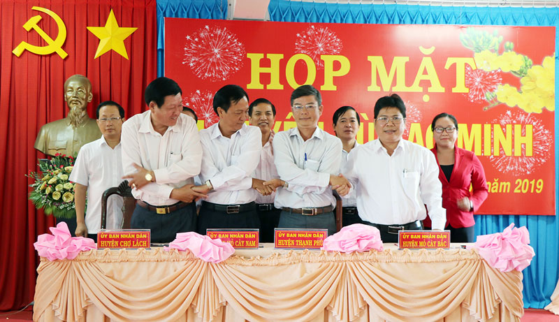 4 huyện khu vực cù lao Minh gồm Chợ Lách, Mỏ Cày Bắc, Mỏ Cày Nam và Thạnh Phú ký kết ghi nhớ phát triển du lịch. Ảnh Thạch Thảo