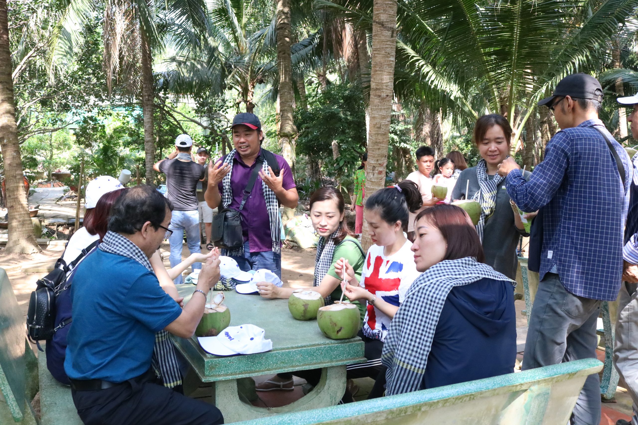 Đoàn dùng nước dừa dứa, mức dừa tại nhà cô chú Sáu Điệp – du lịch C2T