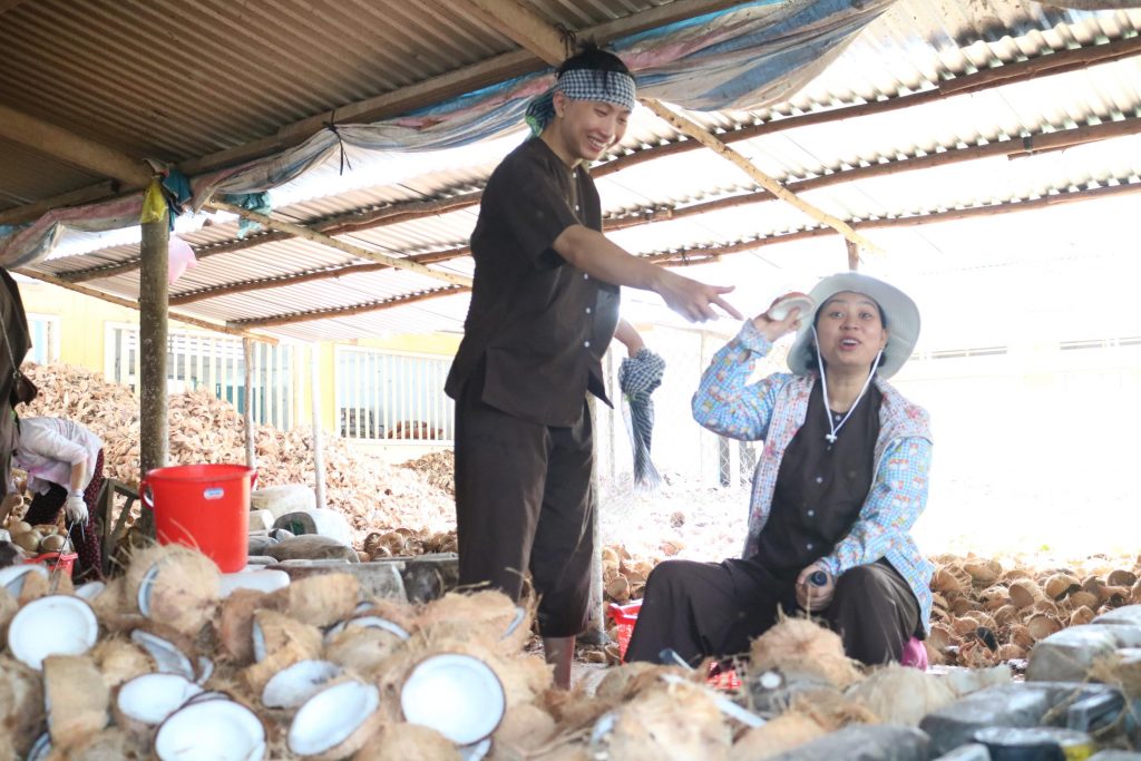 Tour du lịch Đồng Khởi với du khách muốn tự tay cạy dừa