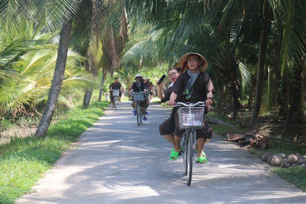 Tour du lịch Đồng Khởi huyện Mỏ Cày Nam đạp xe dưới những hàng dừa